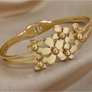 18K Gold Plated-plated Stainless Steel bracelet composed of 6 small flowers